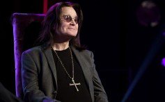 Ozzy Osbourne fala no palco de Iheartradio com Ozzy Osbourne: em comemoração ao homem comum no IheartRadio Theatre em 24 de fevereiro de 2020 em Burbank, Califórnia. (Foto de Kevin Winter/Getty Images for iheartmedia)