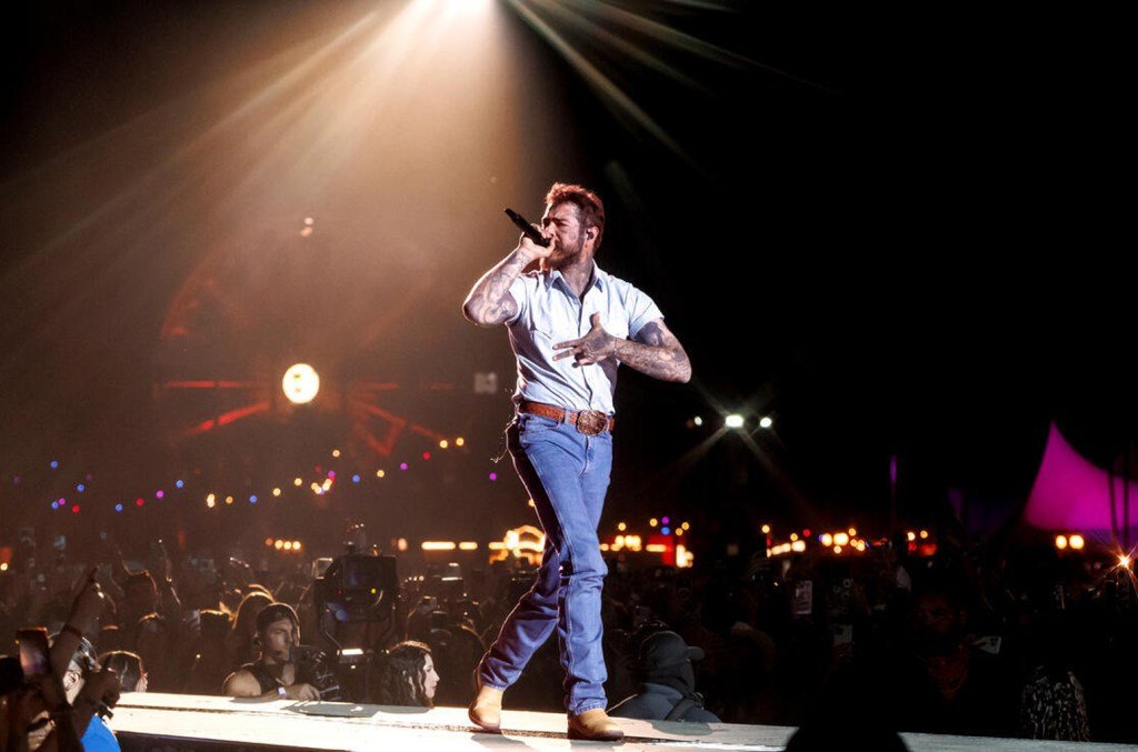 Pós-malone cai do palco do meio da torrada durante o show do Arizona