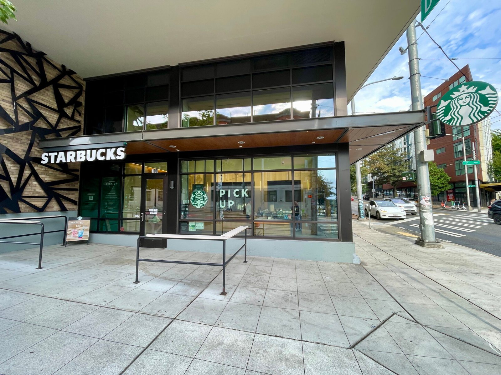 A Starbucks foi pioneira em pedidos móveis. Agora, a gigante do café está abandonando um conceito de loja somente para pick-up.