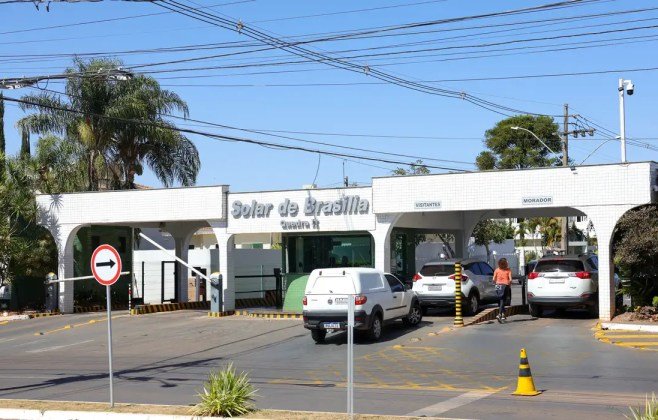 Bolsonaro deixa prisão domiciliar e vai a hospital para exames médicos
