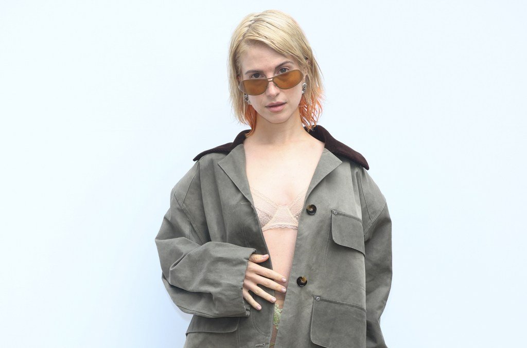 Hayley Williams envia sua coleção solo sem título de 17 faixas para streamers como série de singles