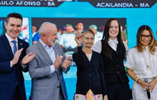 Lula entrega mais de 1.800 moradias em cinco estados: 'O que o povo quer é dignidade'