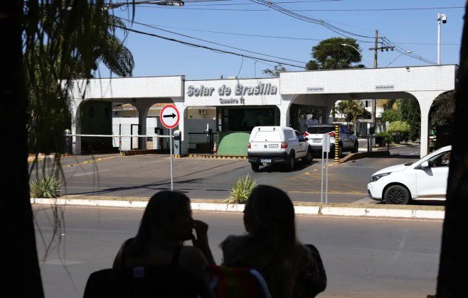 Moraes manda vistoriar carros e área externa da casa de Bolsonaro