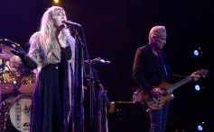 Stevie Nicks e Lindsey Buckingham, do Fleetwood Mac, se apresentam no palco durante o Musicares Pessoa do ano em homenagem a Fleetwood Mac no Radio City Music Hall em 26 de janeiro de 2018 na cidade de Nova York. (Foto de Kevin Mazur/Getty Images for Naras)
