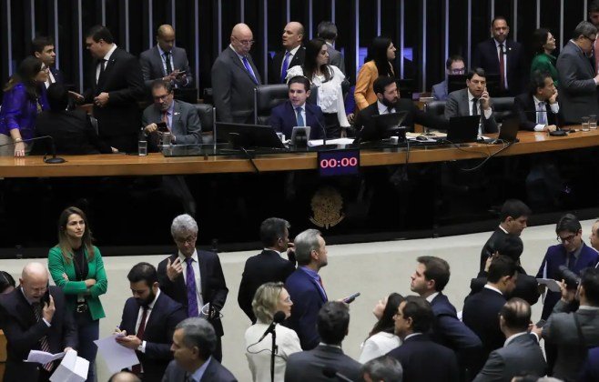 Câmara derruba voto secreto em PEC da Blindagem