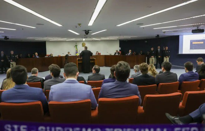 Com voto de Moraes, STF retoma nesta terça julgamento de Bolsonaro