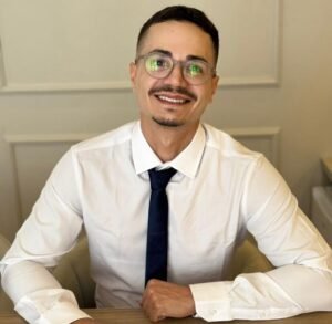 Dr. Arthur Nunes André