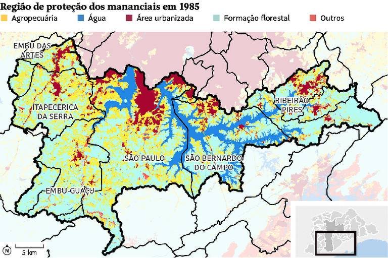 O mapa mostra a Região de Proteção dos Mananciais em 1985, destacando diferentes áreas com cores distintas. As categorias incluem: agropecuária (amarelo), água (azul), área urbanizada (vermelho), formação florestal (verde) e outros (bege). As cidades de Embu das Artes, Itapecerica da Serra, São Paulo, São Bernardo do Campo e Ribeirão Pires estão localizadas na região. Uma escala de 5 km está presente no canto inferior esquerdo, e um mapa menor no canto inferior direito indica a localização da região em um contexto maior.