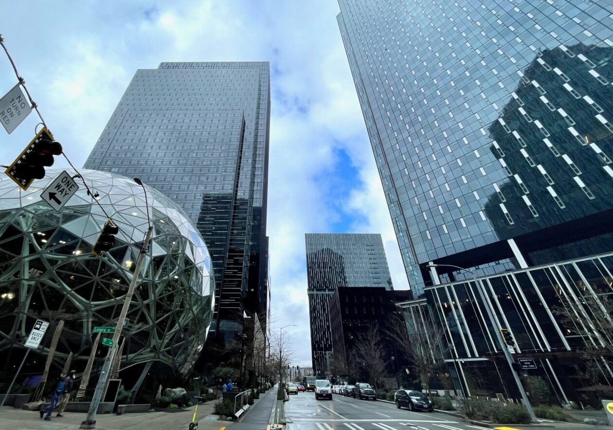 Demissões na Amazon atingem mais fortemente os engenheiros de software em Washington