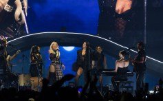 Gwen Stefani se junta a Dua Lipa no Kia Forum em Inglewood, Califórnia, na noite de quarta-feira, 8 de outubro de 2025.