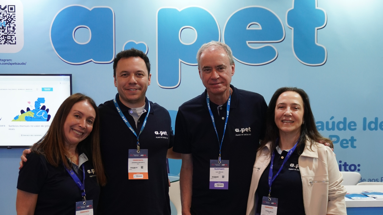 CEO Luiz Gênova ao lado da equipe da APet Saúde, representando a gestão e o crescimento dos planos de saúde pet no Brasil.