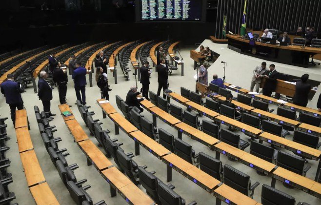 Sob protestos do governo, Câmara aprova PL Antifacção por 370 votos a 110