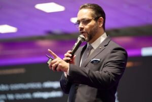 Palestrante Tucco apresenta o tema Suicídio Digital no Fórum Negócios, maior evento de empreendedorismo do Nordeste, discutindo reputação online e autoridade digital