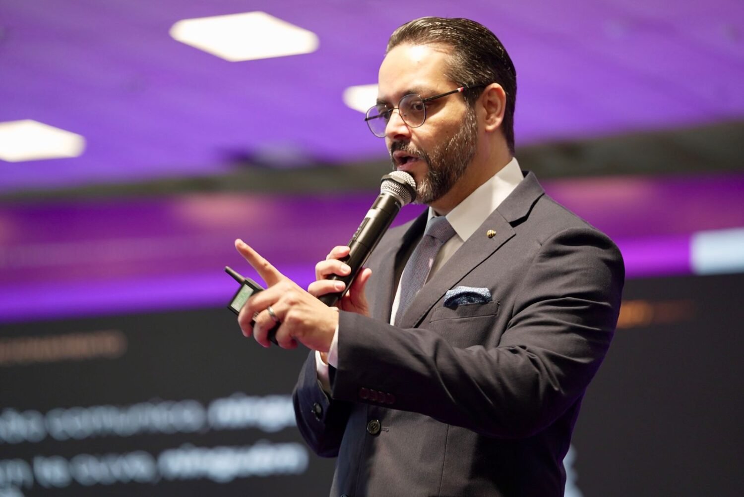 Palestrante Tucco apresenta o tema Suicídio Digital no Fórum Negócios, maior evento de empreendedorismo do Nordeste, discutindo reputação online e autoridade digital