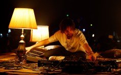 Tame Impala se apresenta no palco durante o Deadbeat Tour Kick Off no Barclays Center em 27 de outubro de 2025 na cidade de Nova York.