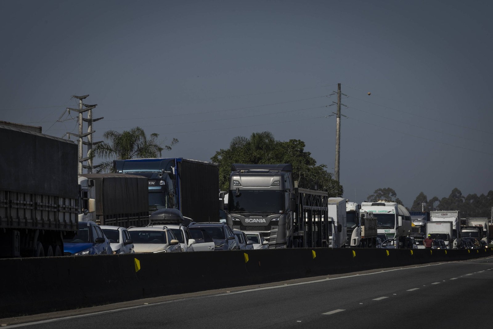Nova linha do BNDES para caminhoneiros deve ter R$ 10 bi - 17/12/2025 - Mercado