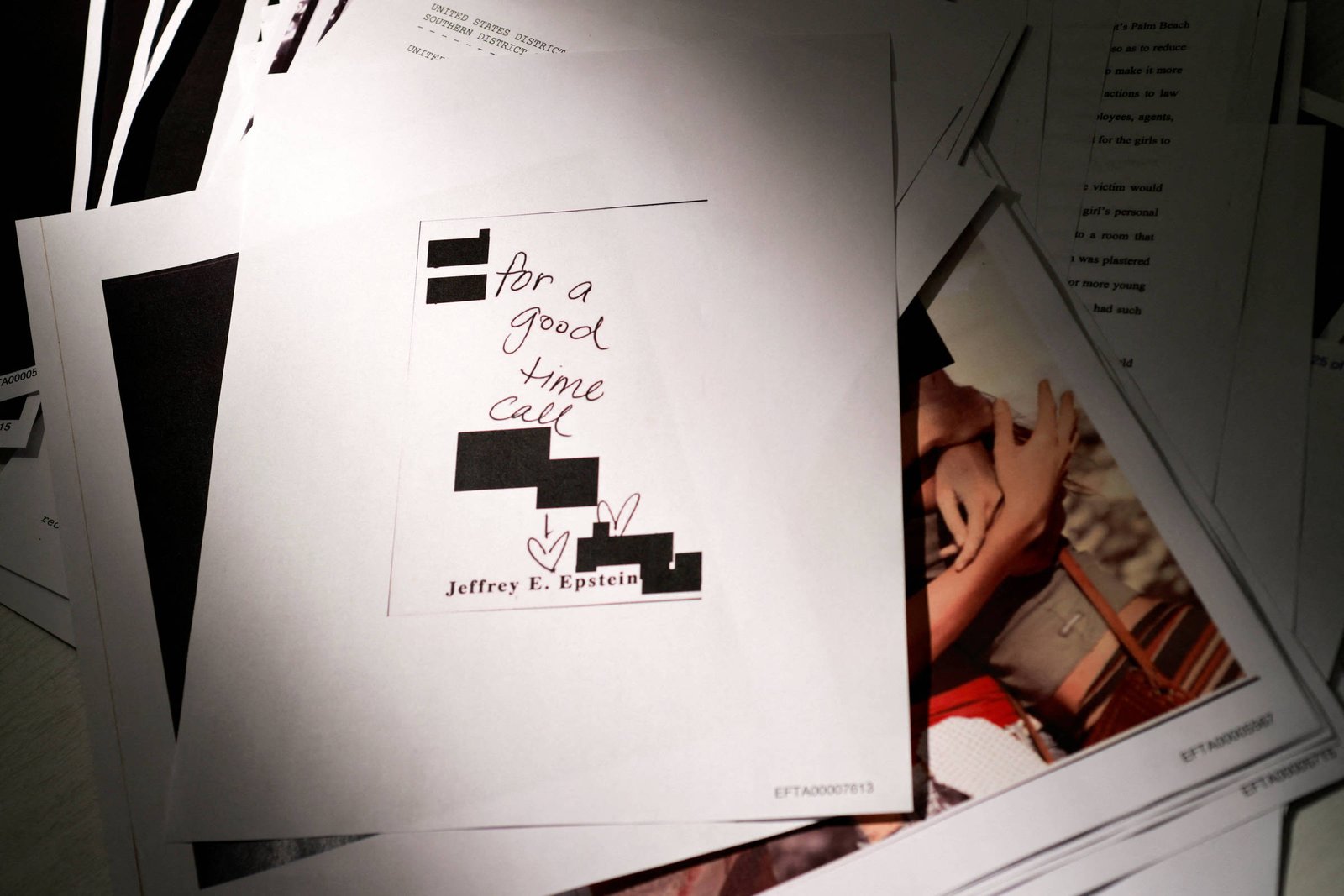 Pilha de papéis sobre uma superfície, com um documento em destaque contendo texto manuscrito que diz