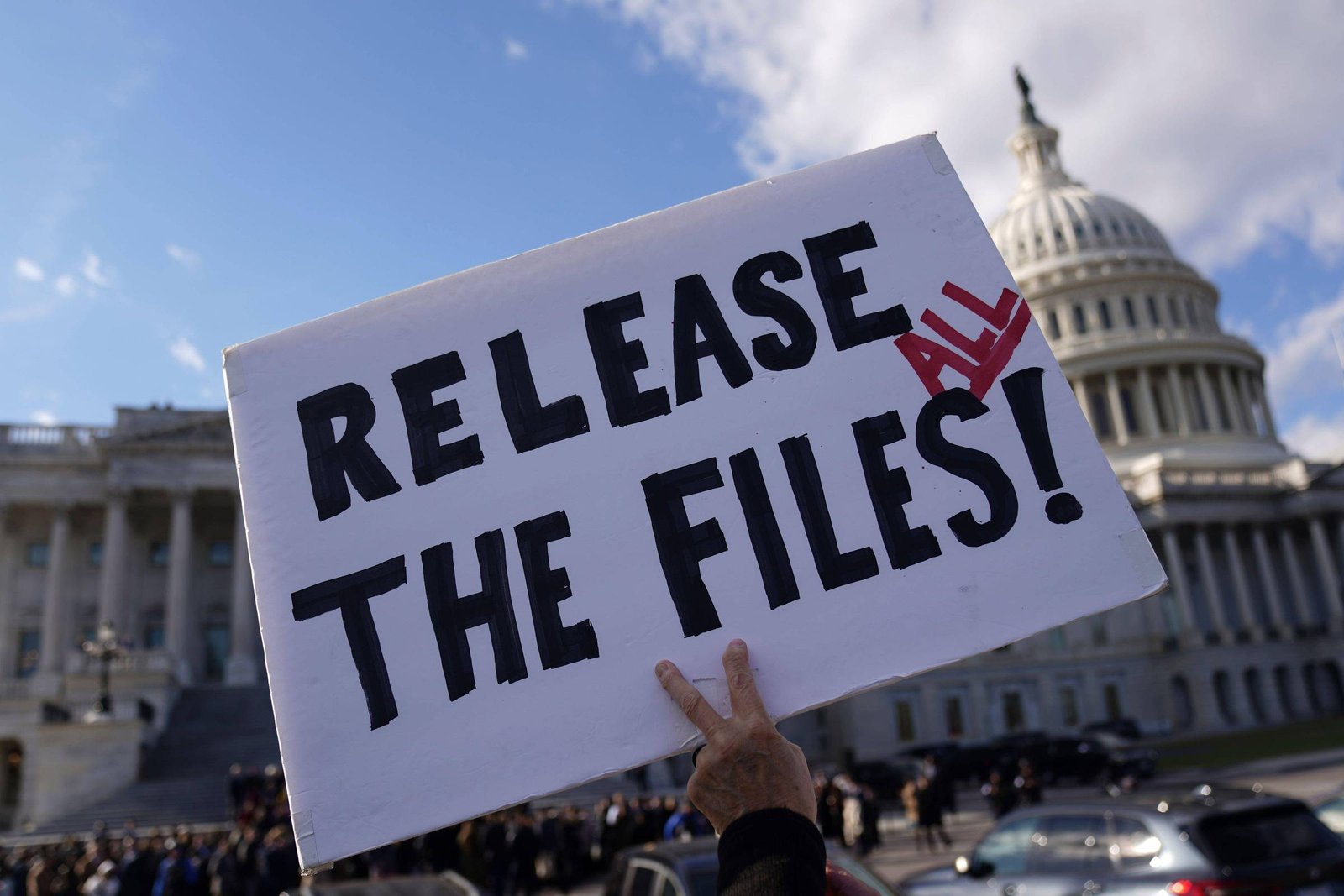 Placa branca com texto em letras pretas