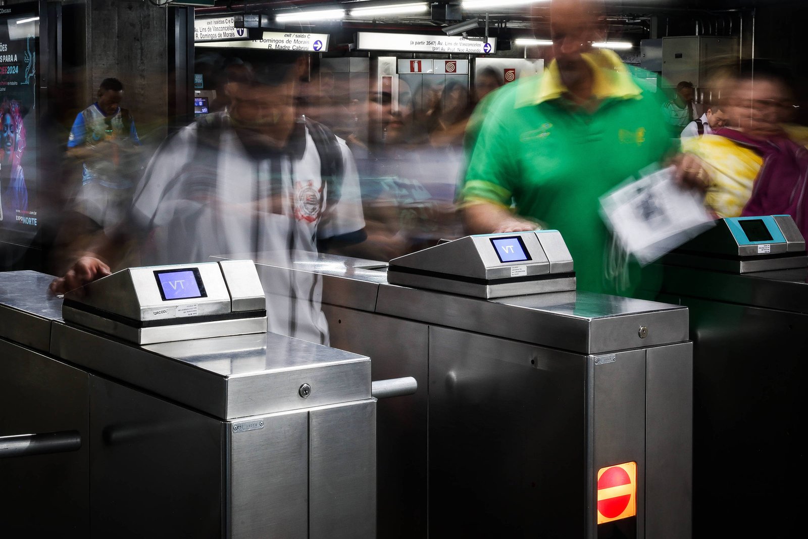 Metrô libera pagamento com débito e crédito na catraca - 30/11/2025 - Cotidiano