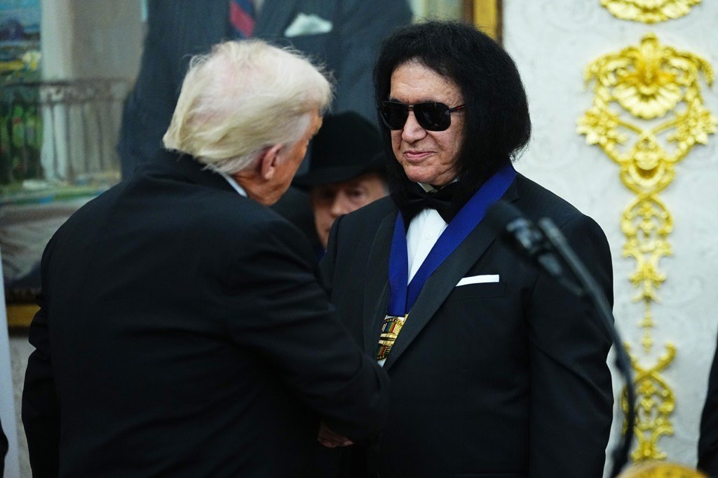 Trump presenteia KISS, George Strait, Gloria Gaynor e mais homenageados do Kennedy Center com medalhas no Salão Oval