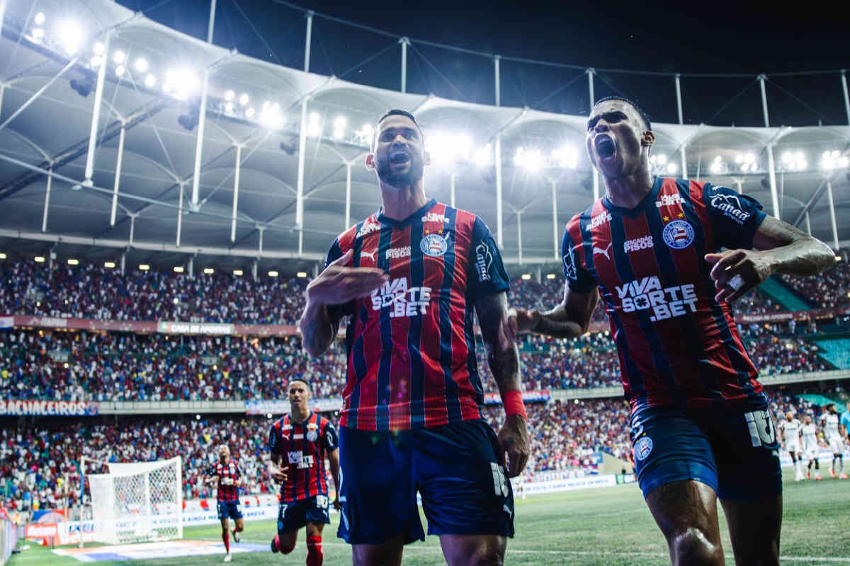 willian josé e jean lucas comemoram gol do time do bahia