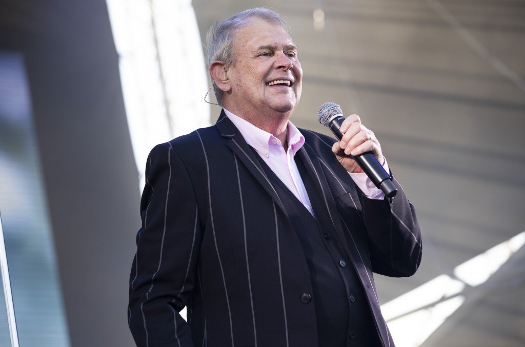 John Farnham faz rara aparição pública após tratamento contra o câncer