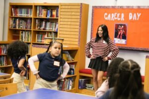 Becky G celebra Selena e Isabel Allende em 'Celebrity Substitute' e mais momentos edificantes na música latina