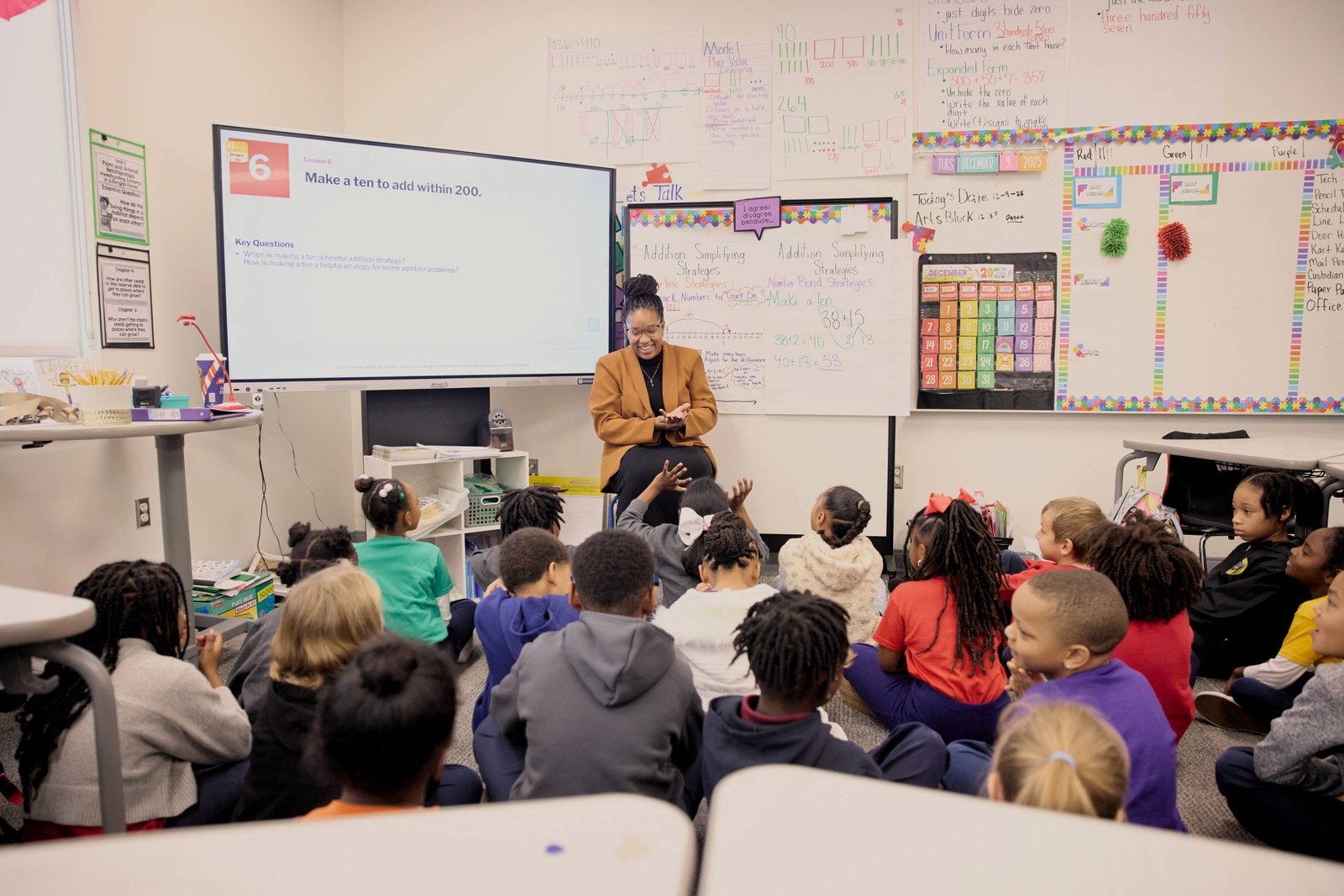 Mulher ensina na frente da sala de aula