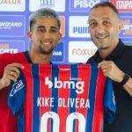 kike olivera apresentado pelo bahia com santoro ao lado