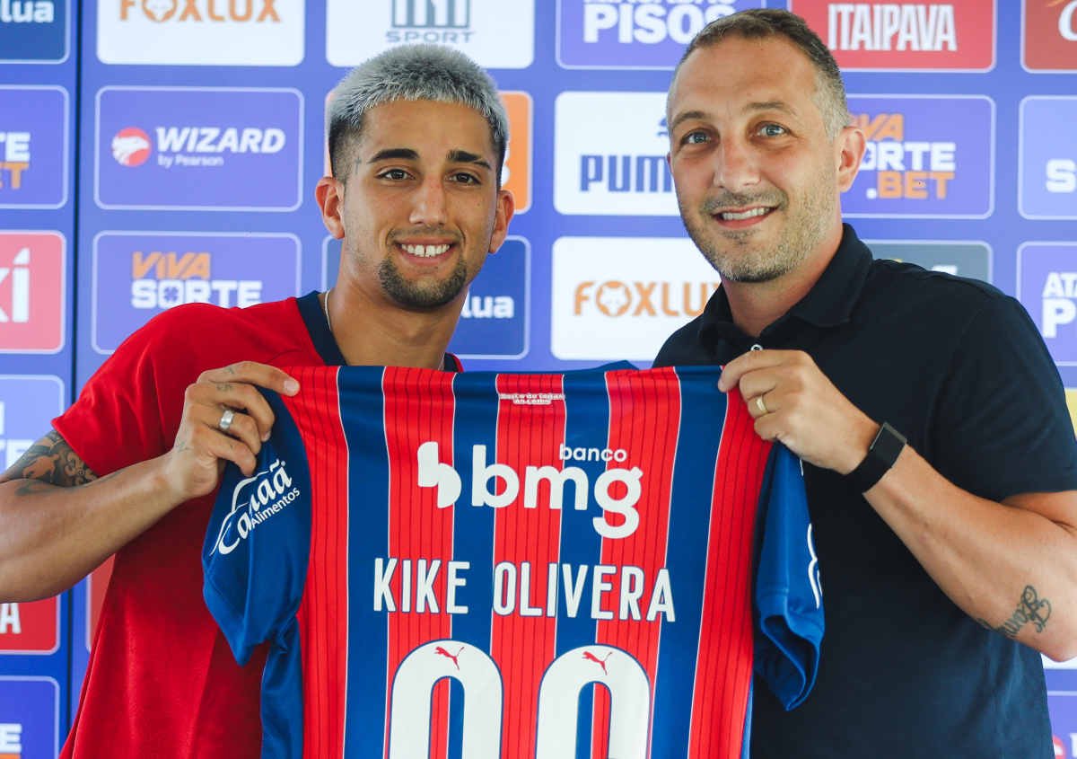 kike olivera apresentado pelo bahia com santoro ao lado