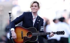 Brandi Carlile se apresenta "América, a Bela" durante o Super Bowl LX no Levi's Stadium em 8 de fevereiro de 2026, em Santa Clara, Califórnia.