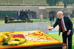 Lula em cerimônia de oferenda floral a Gandhi.jpg