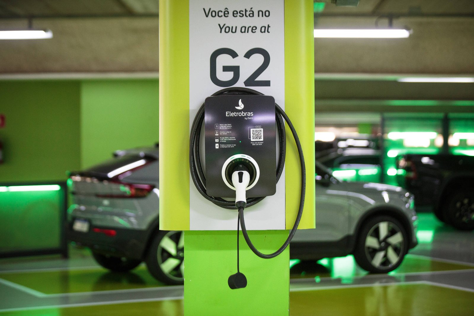 Estação de recarga da Eletrobras fixada em pilar verde com indicação