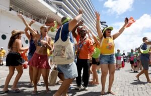 Maior cruzeiro da temporada chega a Salvador e passageiros são recebidos em clima de Carnaval