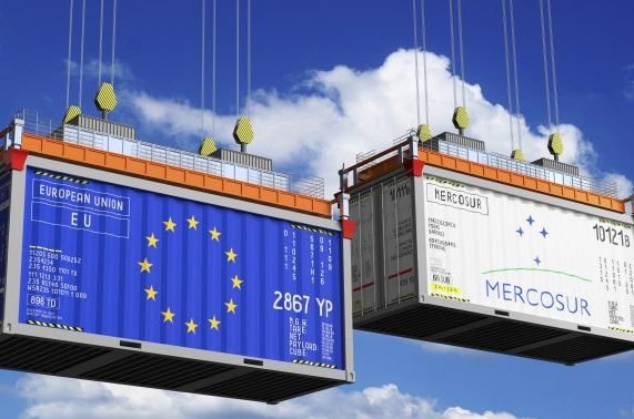Contêineres com identificaç&atilde;o do Mercosul e da Uni&atilde;o Europeia