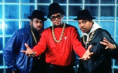 José "Correr" Simmons, Darryl "DMC" McDaniels e DJ Jason "Jam Mestre Jay" Mizell, execute DMC