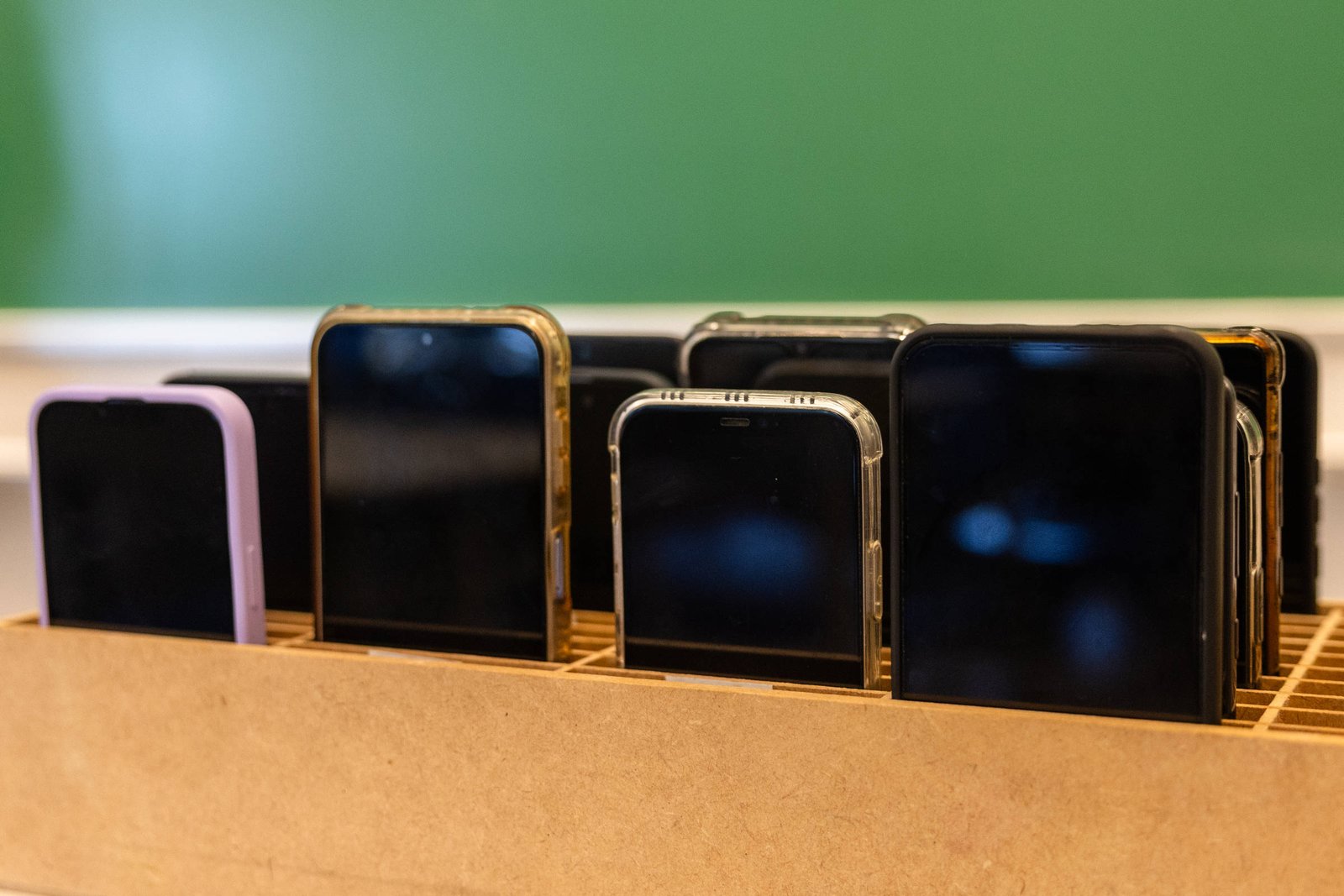 Cidade na Irlanda limita celular para crianças – 27/03/2026 – Educação