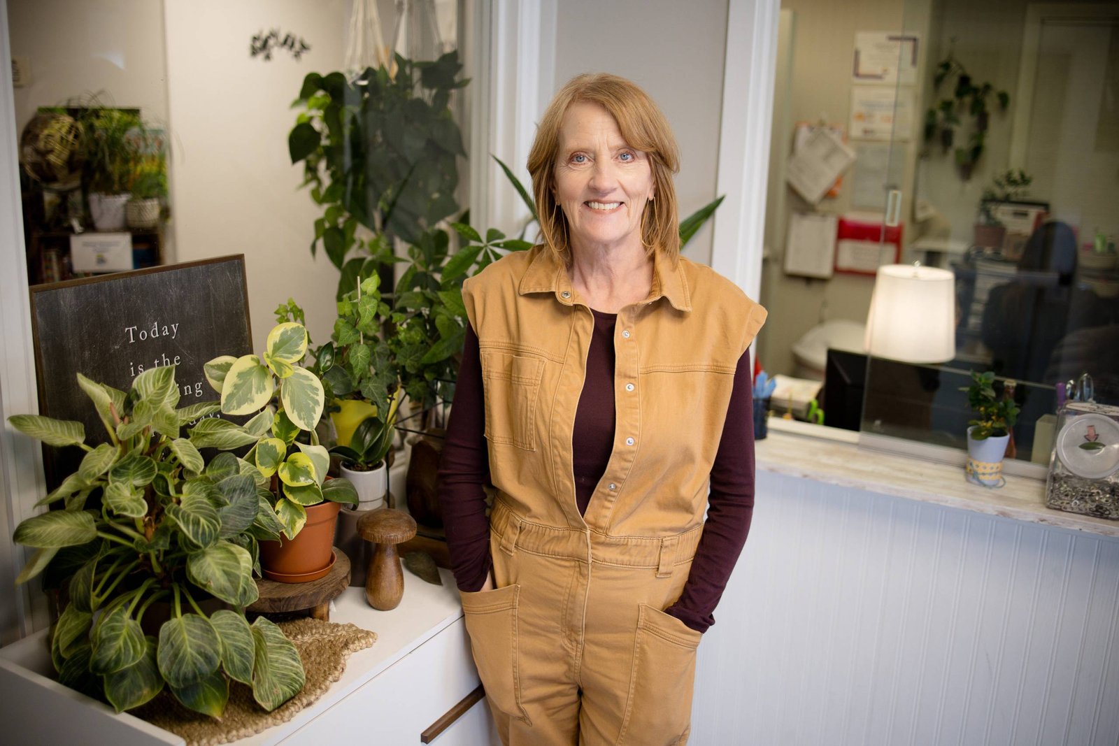 Mulher em pé no quarto