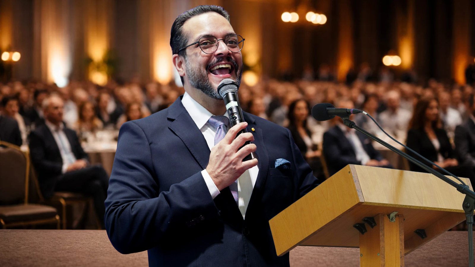 Conduzir um evento vai além do microfone. É leitura de ambiente, controle de ritmo e presença, mesmo quando tudo parece fora do roteiro.