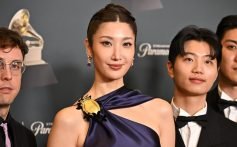 Ejae com o Grammy de Melhor Canção Escrita para Mídia Visual por "Dourado" (de KPop Demon Hunters) no 68º GRAMMY Awards realizado na Crypto.com Arena em 01 de fevereiro de 2026 em Los Angeles, Califórnia.
