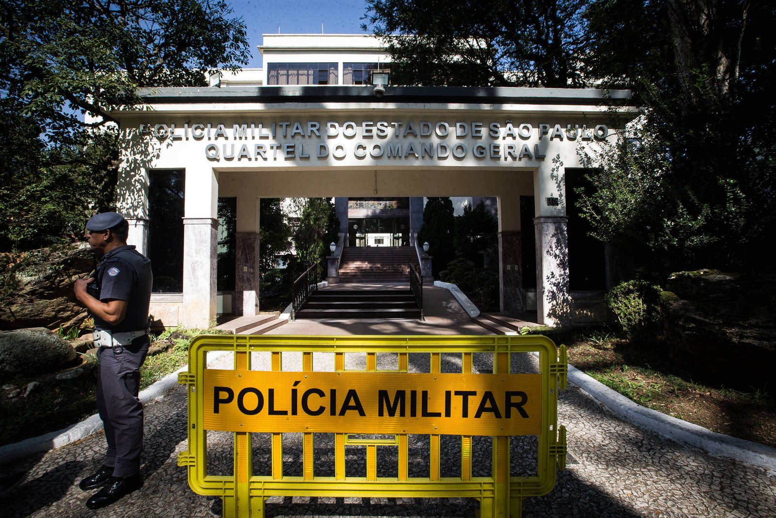 Barreira amarela com a inscrição