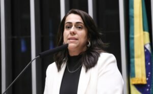 Homenagem ao Dia Mundial de Conscientização do Autismo. Mãe Atípica, Advogada, Vice-Presidente da Comissão de Direito da Pessoa com Deficiência da OAB-SP. Fundadora e presidente da Associação Desenvolve no Espectro, Simone Andrade.