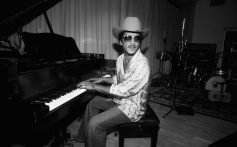 Bruno Mars revelou a tracklist de seu quarto LP, ‘The Romantic’.