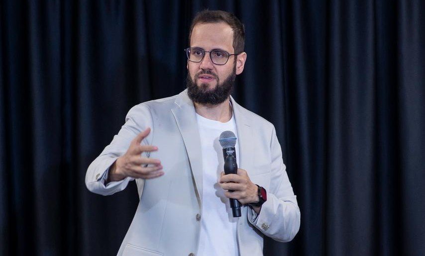 Quem decide a compra agora: o consumidor ou a inteligência artificial? A nova era do varejo segundo Paulo Brenha