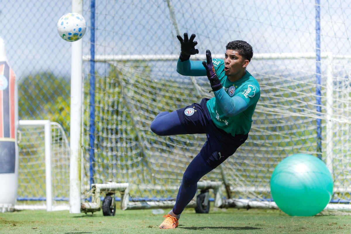 victor, goleiro do bahia, em treino