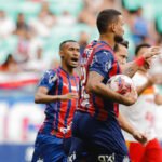 willian josé e ademir comemoram gol do bahia