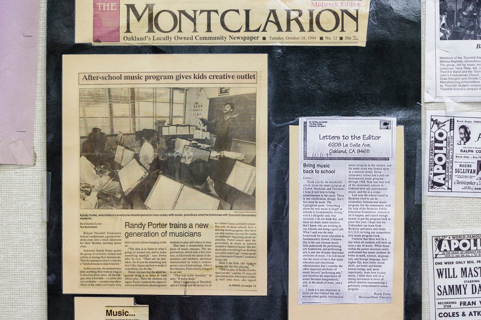 Foto de recorte de jornal na parede.