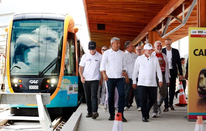 Ao lado de Lula, Jerônimo autoriza nova etapa do VLT e avanço do metrô em Salvador