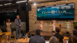 Evento de 10 anos do CEOsClub com apresentação institucional para líderes empresariais em ambiente fechado