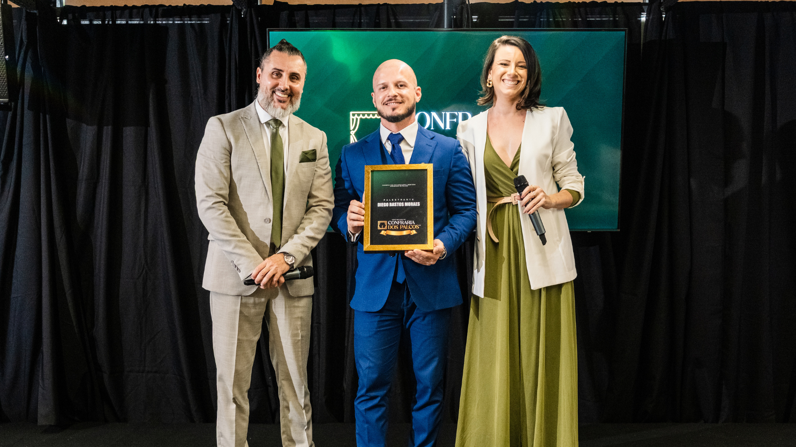 Diego Bastos Moraes durante premiação na Confraria dos Palcos, marco na evolução de sua comunicação e posicionamento profissional